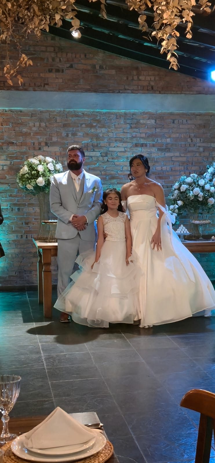 Cristina e Maurício com criança em cerimônia de casamento